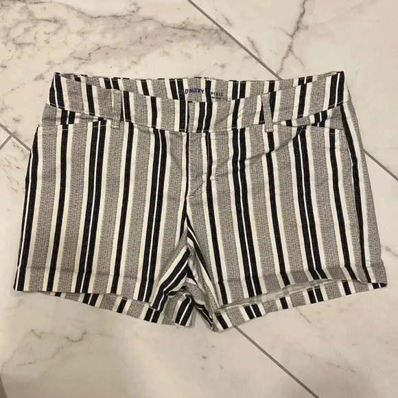 Old Navy Mid-Rise Pixie Black White Striped Chino Short Size 6 - Picture 1 of 9